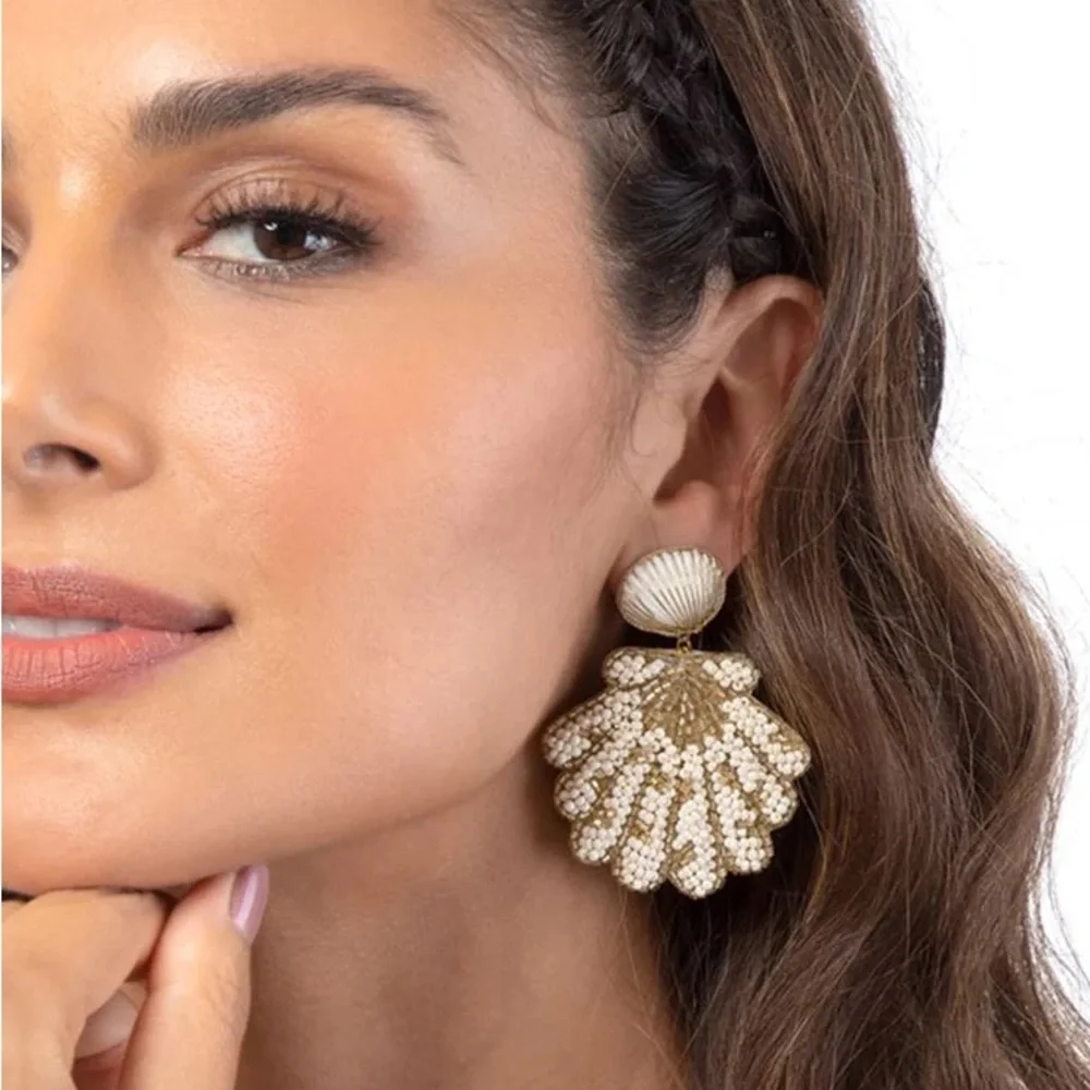 🌺🎉HP🎉🌺 NWT Deepa Gurnani Luxe Beaded Seashell Chandeliers - Picture 14 of 16